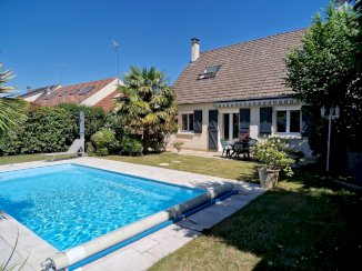 Belle maison avec piscine et espace indépendant au sous-sol - Maisse (91720)