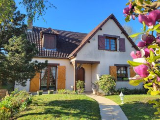 VAUX-LE-PÉNIL (Melun 77), Séduisante maison familiale de 136 m² - 3 chambres, grandes pièces de vie, beau jardin paysagé, sous-sol total, proche école, commodités... - Vaux-le-Pénil (77000)